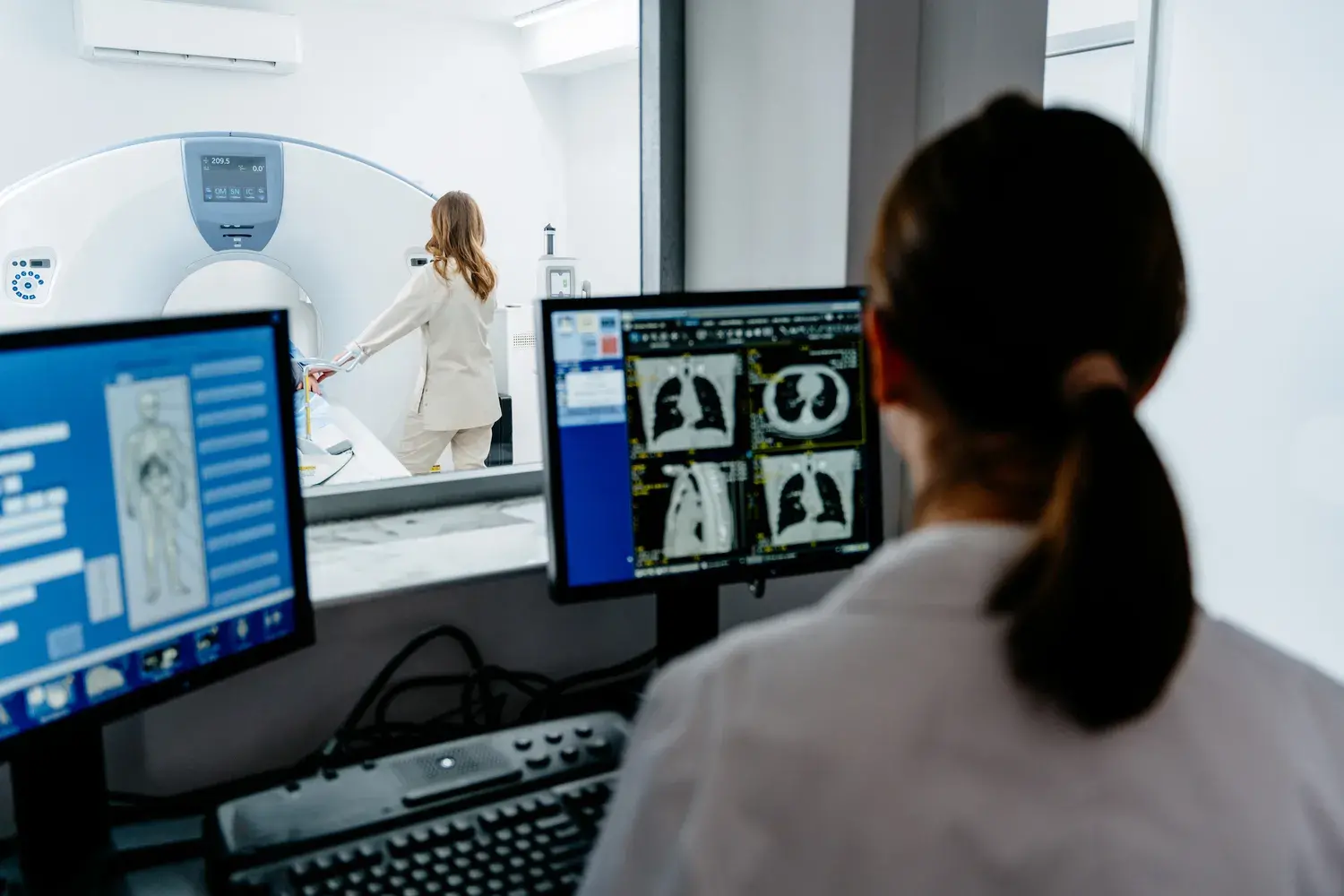 Médicos verificando resultados de un CT SCAN