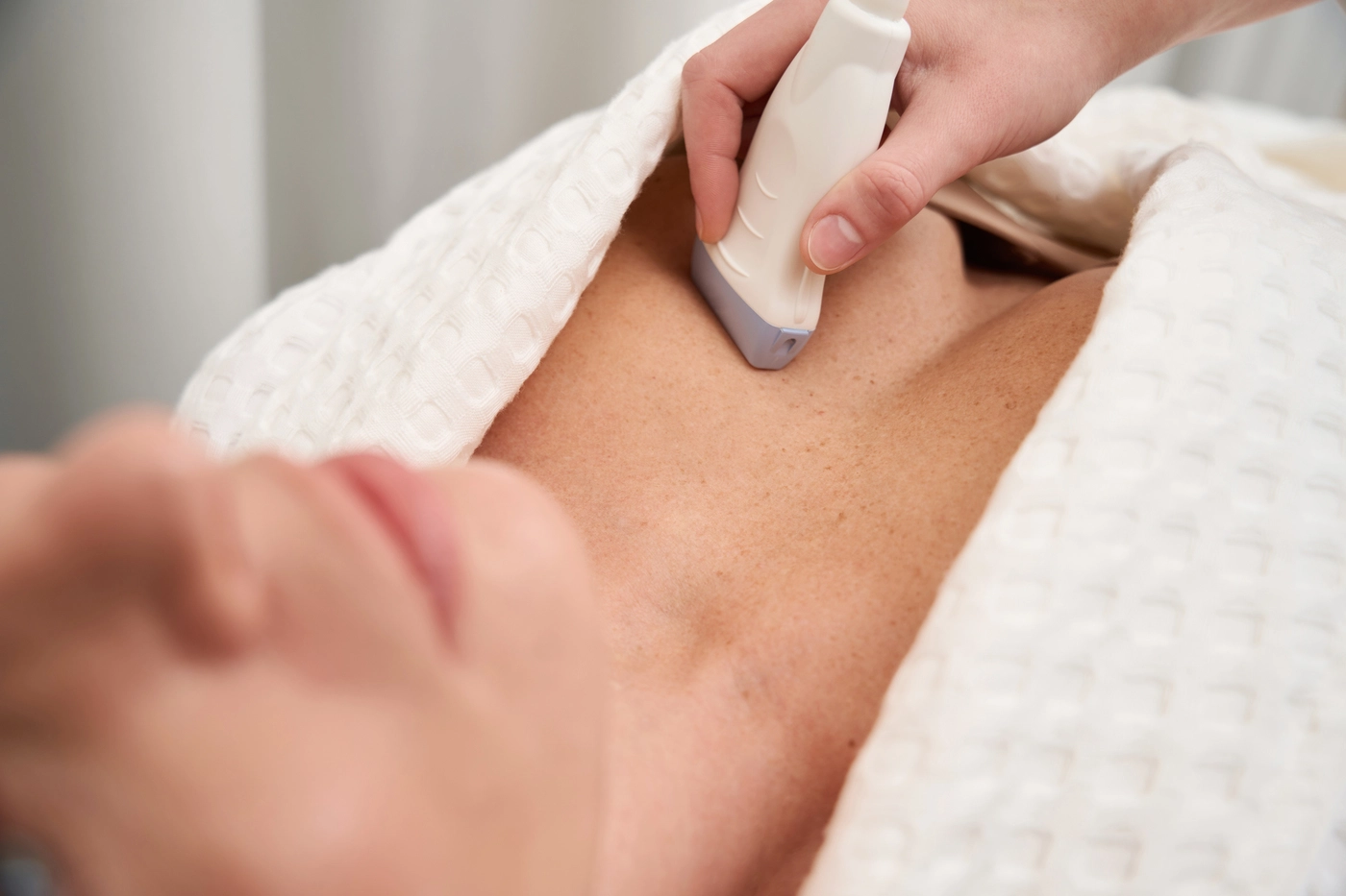 Paciente recibiendo diagnóstico de ultrasonido de mama con cáncer